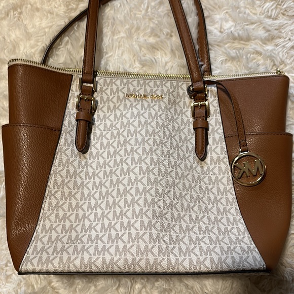 Michael Kors purse w/ wallet - Picture 4 of 4